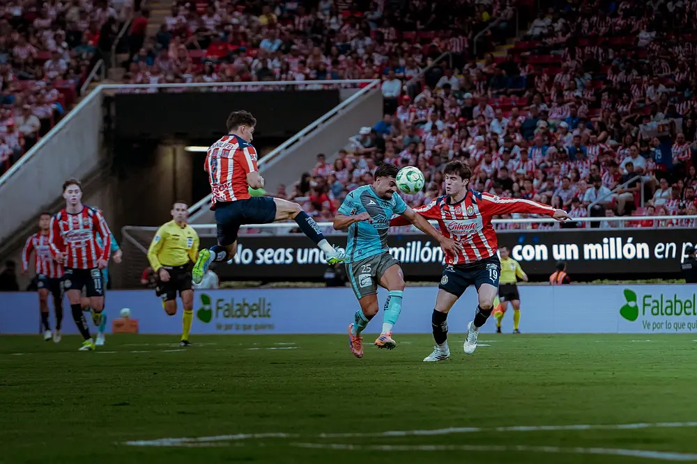 Chivas humilla y elimina al Club Puebla del Clausura 2026