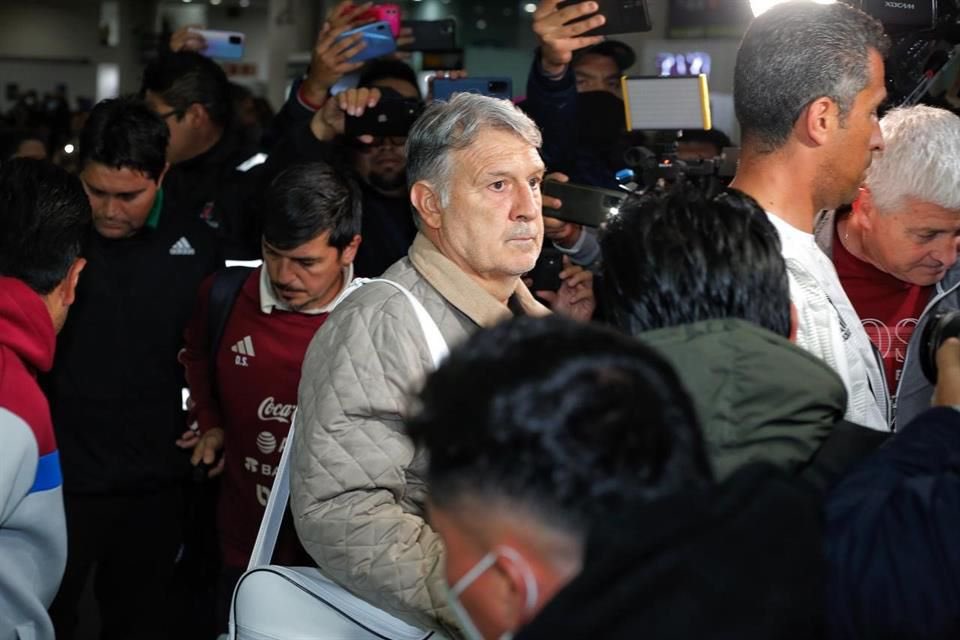 "Tata" Martino vuelve a México y lo reciben con reclamos e insultos