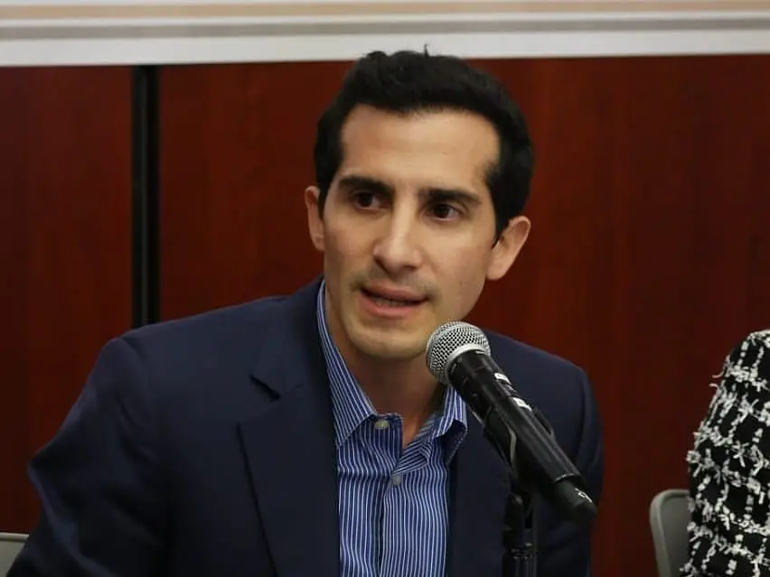 Rommel Pacheco “frena” recorte de becas en CONADE