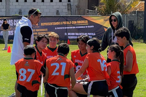 Escuelas Aztecas UDLAP compiten en torneo NFL Flag Tochito