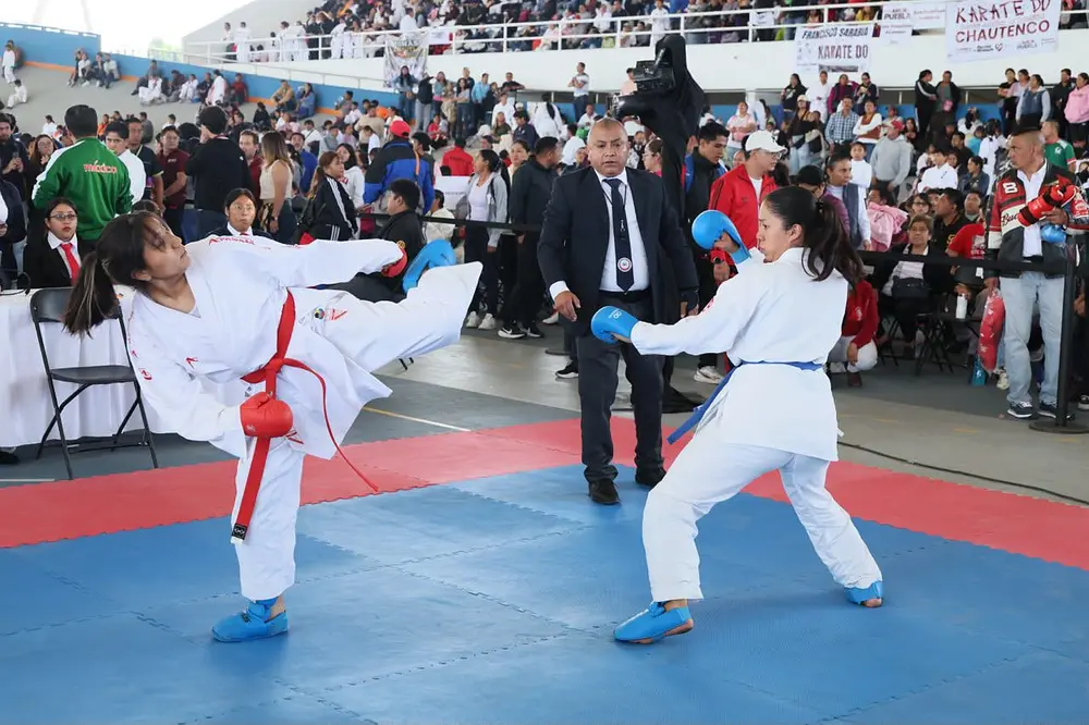 Más de mil karatecas poblanos protagonizan encuentro estatal