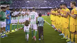 Brinda Real Betis legendaria despedida a Andrés Guardado