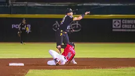 Desastroso relevo de Montillo; Pericos pierden en Campeche el primero de la serie