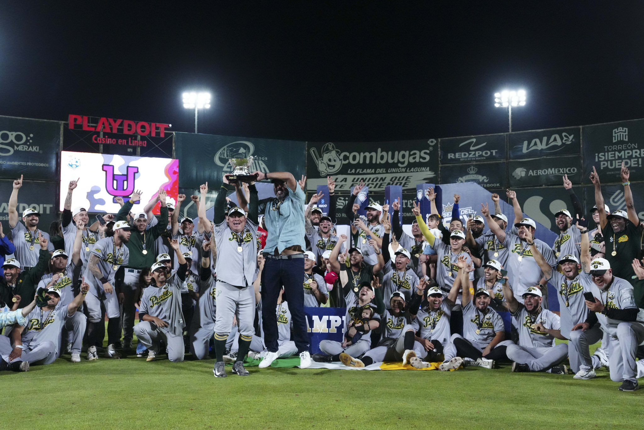 Arranca Pericos de Puebla entrega de playeras de campeón