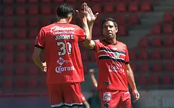 Coyotes dan aullido de autoridad sobre los Leones Negros