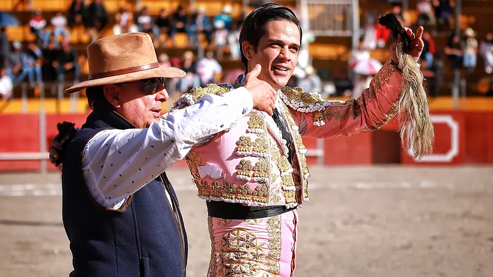 Finkley Carmona indulta en cierre de la Feria del Camino Grande Hueyotlipan 2026