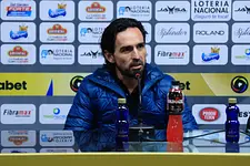 Gerardo Espinoza esquiva rumores sobre Club Puebla; reitera compromiso en Aucas