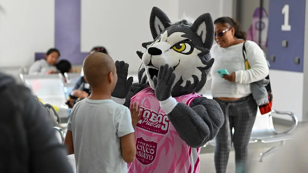 Lobos Puebla lleva sonrisas al Hospital de la Niñez Poblana